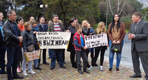 Митинг дольщиков 12 марта в Комсомольском сквере Сочи. Фото Светланы Кравченко для "Кавказского узла"