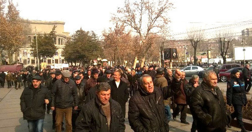 Акция протеста сотрудников завода «Наирит» перед зданием Министерства энергетики и природных ресурсов Армении, Ереван, 27 января 2015 г. Фото: RFE/RL http://rus.azatutyun.am/