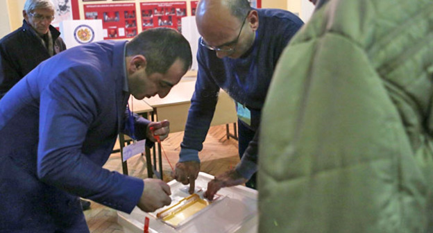 Референдум по внесению изменений в конституцию Армении. Подсчет голосов. 6 декабря 2015 г. Фото: PAN Photo / Vahan Stepanyan