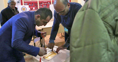 Референдум по внесению изменений в конституцию Армении. Подсчет голосов. 6 декабря 2015 г. Фото: PAN Photo / Vahan Stepanyan