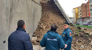 В Ереване на проспекте Сараландж обрушилось бетонное ограждение. 16 марта 2016 г. Фото http://newsarmenia.am/news/analytics/razrusheniya-v-erevane-versiy-i-obyasneniy-poka-net-/ В Ереване на проспекте Сараландж обрушилось бетонное ограждение. 16 марта 2016 г. Фото http://newsarmenia.am/news/analytics/razrusheniya-v-erevane-versiy-i-obyasneniy-poka-net-/