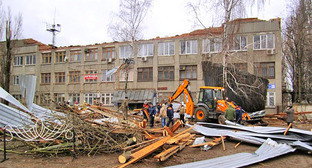 Крыша трехэтажного офисного здания обрушилась из-за урагана в городе Кропоткине Краснодарского края. 18 марта 2016 г. Фото: сообщество "ВКонтакте Кропоткин" Крыша трехэтажного офисного здания обрушилась из-за урагана в городе Кропоткине Краснодарского края. 18 марта 2016 г. Фото: сообщество "ВКонтакте Кропоткин"