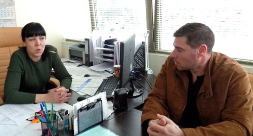 Охранник Роман Болдырев беседует с бухгалтером. Фото Светланы Кравченко для "Кавказского узла"