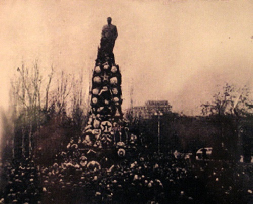 Акция у памятника Сталину в Тбилиси, 9 марта 1956 год. Фото: http://foto-history.livejournal.com/