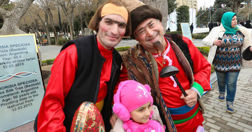 Традиционные персонажи праздника Новруз в Азербайджане - Коса и Кечал. Фото Азиза Каримова для "Кавказского узла".
