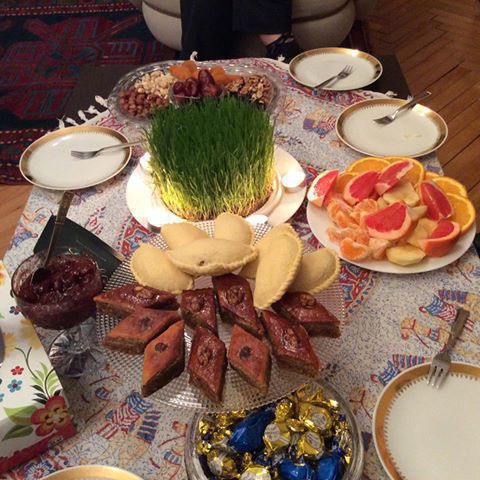 Центральное место занимает блюдо под названием «семени» («сэмэни»).  Фото из блога Кямала Али на "Кавказском узле".
