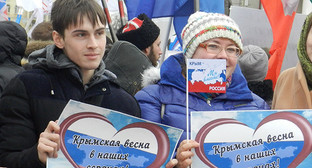 Участники акции "Крымская весна! Мы вместе" на площади Павших борцов в Волгограде. 18.03.2016. Фото Татьяны Филимоновой для "Кавказского узла" Участники акции "Крымская весна! Мы вместе" на площади Павших борцов в Волгограде. 18.03.2016. Фото Татьяны Филимоновой для "Кавказского узла"