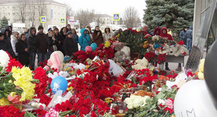 Цветы, свечи, игрушки - на панихиде по погибшим в ночь с 18 на 19 марта 2016 года при падении летевшего из Дубая авиалайнера у здания аэропорта в Ростове-на-Дону. http://privet-rostov.ru/main/6836-stali-izvestny-novye-podrobnosti-krusheniya-boinga-v-rostove.html