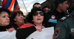Демонстранты пытались растянуть транспарант, однако полиция не разрешала им занять еще одну полосу движения. Фото Тиграна Петросяна для "Кавказского узла" Демонстранты пытались растянуть транспарант, однако полиция не разрешала им занять еще одну полосу движения. Фото Тиграна Петросяна для "Кавказского узла"