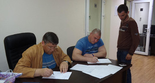 Охранники ЧОПа пишут очередное заявление прокурору после не выплаты зарплаты 21 марта. Фото Светланы Кравченко для "Кавказского узла" Охранники ЧОПа пишут очередное заявление прокурору после не выплаты зарплаты 21 марта. Фото Светланы Кравченко для "Кавказского узла"