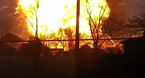 Пожар на АЗС, расположенной на улице Туманяна вблизи железнодорожной станции в Кизляре. 18 марта 2016 г. Кадр пользователя GameRыч https://www.youtube.com/watch?v=S1wdBmr_gBI