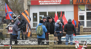 Митинг "НОДа" с требованием обвинительного приговора Надежде Савченко перед зданием Донецкого городского суда, 22 марта 2016 года. Фото Константина Волгина для "Кавказского узла" Митинг "НОДа" с требованием обвинительного приговора Надежде Савченко перед зданием Донецкого городского суда, 22 марта 2016 года. Фото Константина Волгина для "Кавказского узла"