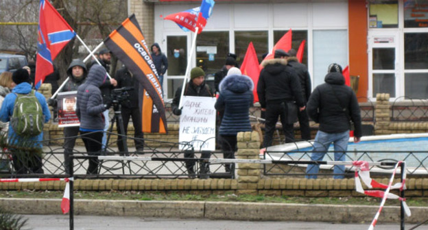 Активисты из «Национально-освободительного движения» возле здания суда. Донецк, 22 марта 2016 г. Фото Константина Волгина для "Кавказского узла"