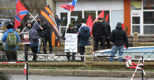 Активисты из «Национально-освободительного движения» возле здания суда. Донецк, 22 марта 2016 г. Фото Константина Волгина для "Кавказского узла"
