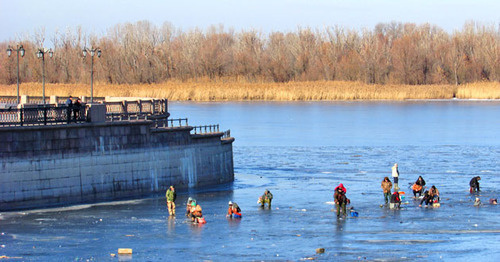 Рыбаки ловят рыбу на льду канала, впадающего в Волгу. Астрахань. Фото Вячеслава Ященко для "Кавказского узла"