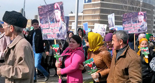 Митинг, посвященный годовщине принятия конституции Чечни. Грозный, 23 марта 2016 г. Фото корреспондента "Кавказского узла" Митинг, посвященный годовщине принятия конституции Чечни. Грозный, 23 марта 2016 г. Фото корреспондента "Кавказского узла"