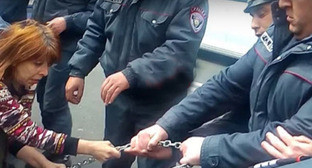 Активистка "Фронта армянских женщин" во время потасовки с полицейскими. Ереван, 24 марта 2016 г. Кадр из видео "Кавказского узла"