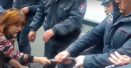 Активистка "Фронта армянских женщин" во время потасовки с полицейскими. Ереван, 24 марта 2016 г. Кадр из видео "Кавказского узла"