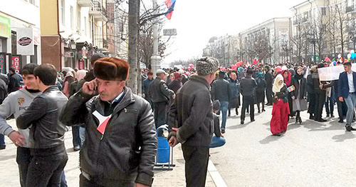 Участники митинга, посвященного годовщине принятия Конституции Чечни в Грозном. 23 марта 2016 г. Фото корреспондента "Кавказского узла"