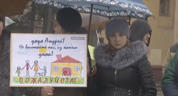 Пикет жителей домов по улице Автотранспортная. Волгоград, 25 марта 2016 год. Фото: скриншот видеозаписи, размещенной в Youtube пользователем "Студия Высота102"
