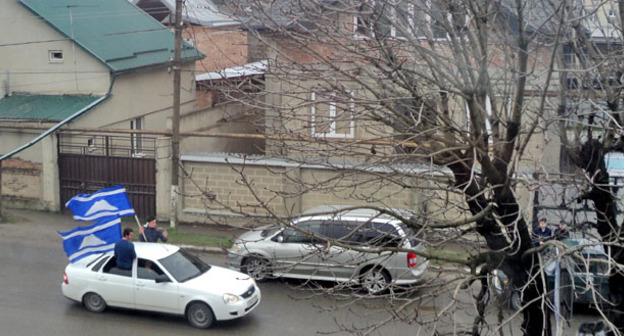 Автопробег в День возрождения балкарского народа в Кабардино-Балкарии. Поселок Хасанья, КБР, 27 марта 2016 г. Фото Людмилы Маратовой для "Кавказского узла"