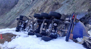 Авария автоцистерны с мазутом под Геленджиком. 28 марта 2016 г. Фото: пресс-служба ГУ МЧС по Краснодарскому краю