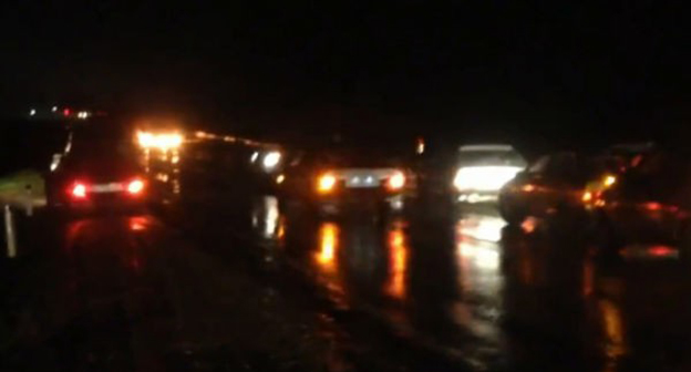 Полицейская колонна после взрыва в Дагестане. Фото: стоп-кадр видео  http://bloknot-krasnoyarsk.ru/news/kolonnu-politseyskikh-iz-krasnoyarska-podorvali-v--729813