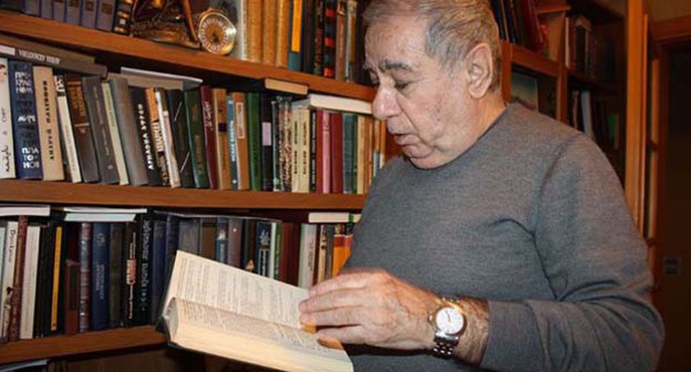 Писатель Акрам Айлисли. Фото: RFE/RL