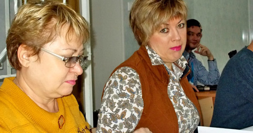 Екатерина Лукьяненко (слева) и адвокат Елена Бурлина. Фото Елены Гребенюк для "Кавказского узла"