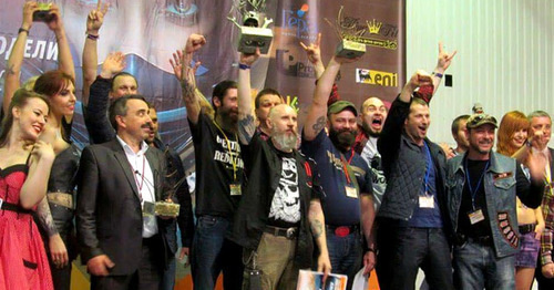 Награждение  конкурсанта, кастомайзера  Владимира  Засухина. Фото Виктора Докучаева