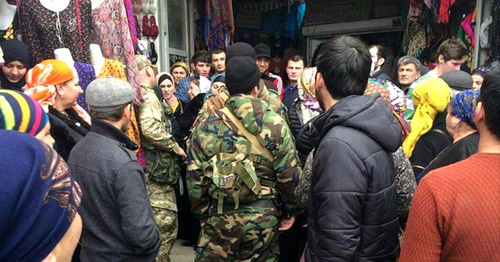 Недовольство торговцев в Хасавюрте вызвали рейды полицейских, изымающих продукты питания и текстиль из Турции. Фото Магомеда Магомедова для "Кавказского узла"