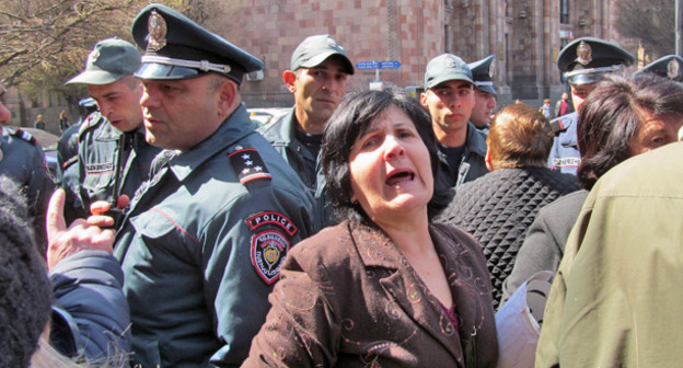 Жительница ереванского района Конд во время акции протеста. Ереван, 31 марта 2016 г. Фото Тиграна Петросяна для "Кавказского узла"