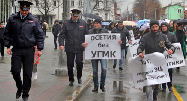 Участники акции против "Электроцинка". Владикавказ, 29 марта 2016 г. Фото: Алан Цхурбаев http://www.kavkaz-uzel.ru/blogs/119/posts/24257