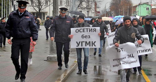 Участники акции против "Электроцинка". Владикавказ, 29 марта 2016 г. Фото: Алан Цхурбаев http://www.kavkaz-uzel.ru/blogs/119/posts/24257