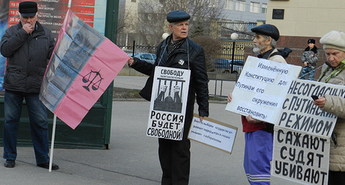 Шесть человек вышли  на пикет в поддержку 31 статьи Конституции в Волгограде. Фото Татьяны Филимоновой для "Кавказского узла" 