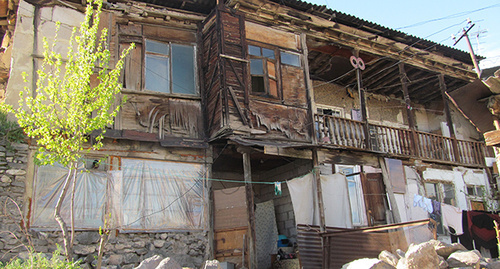 В этом доме люди продолжают жить, многие даже арендуют квартиры. Фото Армине Мартиросян для "Кавказского узла"
