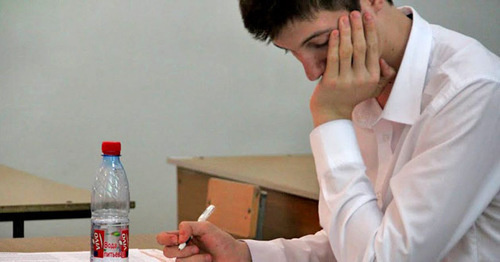 Во время сдачи ЕГЭ в одной из школ Грозного. Фото Магомеда Магомедова для "Кавказского узла"