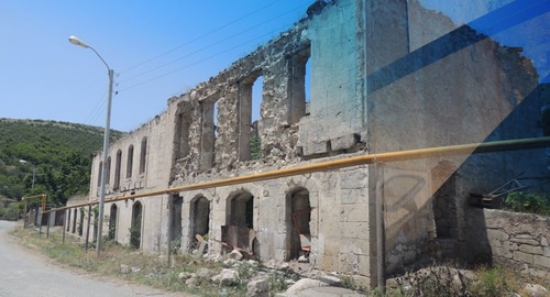 Здание в райцентре Мартакерт, разрушенное во время войны. Фото из блога на "Кавказском узле" фотоблогера Альберта Восканяна.  