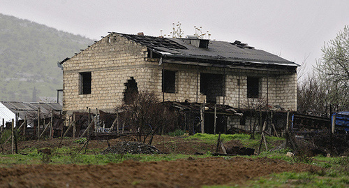 Дом в Мартакерте после обострения конфликта. © SPUTNIK/ АСАТУР ЕСАЯНЦ, http://www.sputnikarmenia.ru/photo/20160403/2731186.html