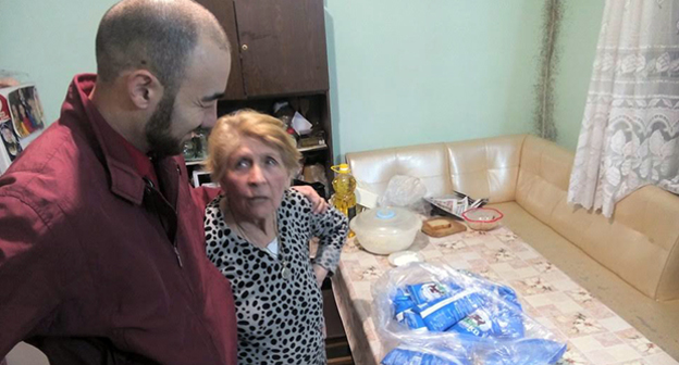 Активисты оказывают помощь репатриантом. Фото предоставлено Аскером Бора