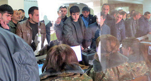 Регистрация добровольцев и учет военнообязанных в Степанакерте. Нагорный Карабах, 3 апреля 2016 г. Фото Алвард Григорян для "Кавказского узла"