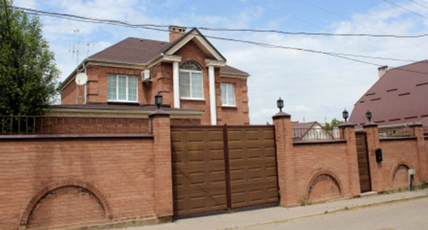 Коттедж, купленный ГУП "Ставрополькрайводоканал". Ставрополь. Фото http://onf.ru/2015/08/12/posle-obrashcheniya-onf-vozbuzhdeno-ugolovnoe-delo-v-otnoshenii-rukovodstva