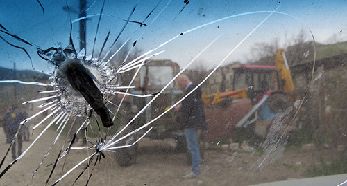 Осколок снаряда в лобовом стекле автомобиля, Талиш, НКР. Фото Алвард Григорян для "Кавказского узла"
