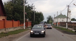 Улица сельского поселения Долаково, Ингушетия. Фото: Стоп-кадр видео "Встреча чемпиона европы по вольной борьбе,Сурхоева Магомеда." https://vk.com/molodej_dolakovo