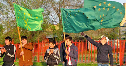Молодые люди держат черкесские флаги. 25 апреля 2014 г. Фото Аси Капаевой для "Кавказского узла"