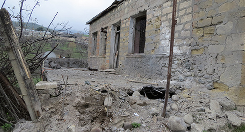 Последствия взрыва снаряда. Мартакертский район Нагорного Карабаха, 6 апреля 2016 г. фото Алвард Григорян для "Кавказского узла"