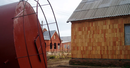  Компактный поселок в Ростовской области: Цыгане-котляры изготовили водонапорную башню. Фото: Антидискриминационный центр "Мемориал"