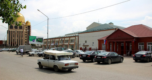 Автомобили на улицах Урус-Мартана. Чечня. Фото Магомеда Магомедова для "Кавказского узла"
