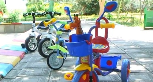 Велосипеды на детской площадке центра по реабилитации несовершеннолетних в Махачкале. Фото: скриншот из сюжета о работе центра, размещенном на сервисе YouTube. 