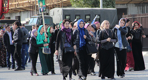 Жительницы Грозного идут на один из митингов. Фото Магомеда Магомедова для "Кавказского узла". 